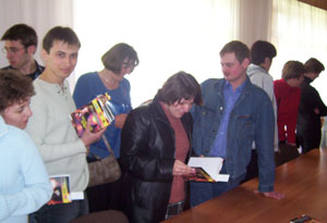 Примірники української масової літератури жваво розкуповують сумівці