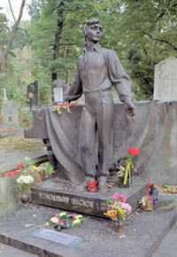 Могила Володимира Івасюка на Личаківському цвинтарі у Львові