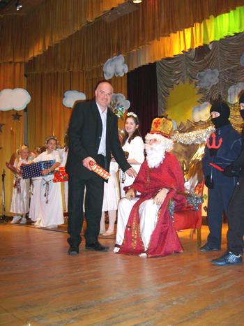 Head of CYM Andriyj Demtschuk receives a present from St Nicholas